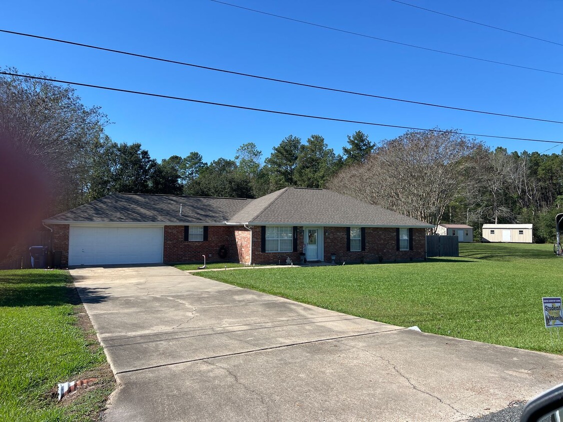 Primary Photo - Large 4 bedroom, 2 bath home located in a ...