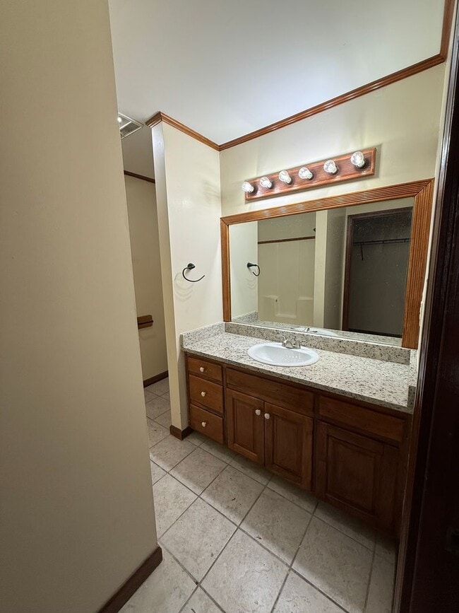 Building Photo - 3BD 2BA FLAT APARTMENT DOWNSTAIRS