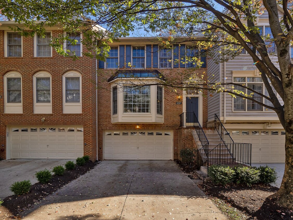 Primary Photo - Spacious Garage Townhome at Fallstone Comm...