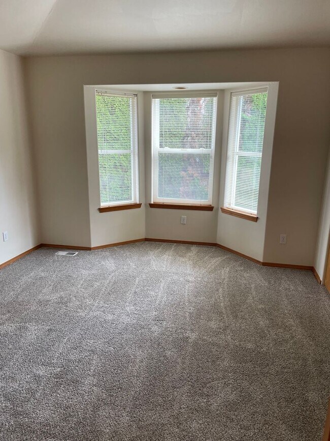 Foto del edificio - Spacious 3 bedroom 2 bathroom unit in Lake...