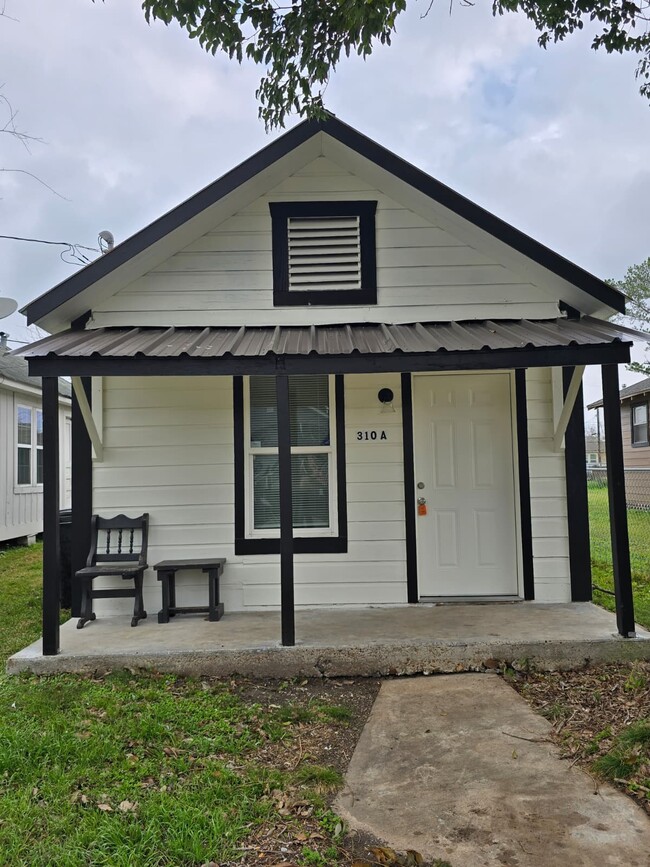 Building Photo - 310 E Defee Ave