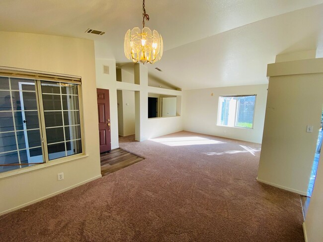 Foto del edificio - 4 Bed, 2 Bath in Great Elk Grove Location