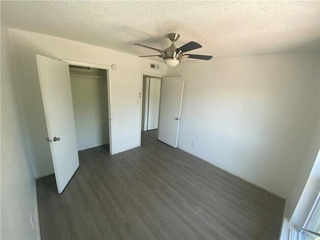 Foto del edificio - 2401 Manor Rd