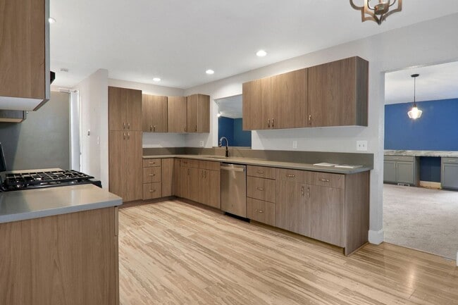 Building Photo - Spacious 5BR House in Boise