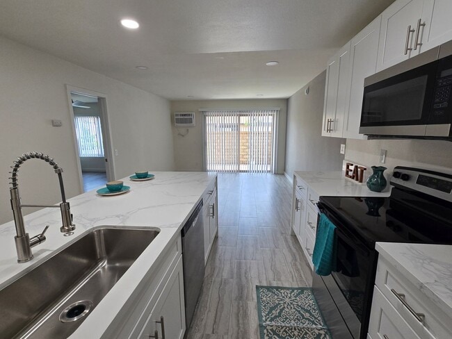 Building Photo - Upgraded Downstairs One Bedroom Unit in Orange