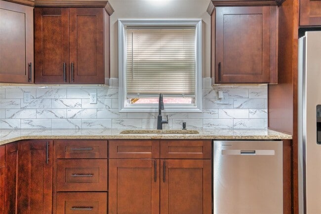 Building Photo - 704 W 7th St