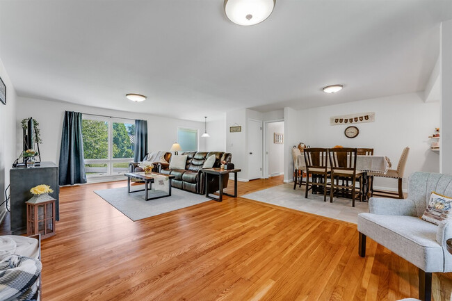 Building Photo - 521 Woodhaven Dr