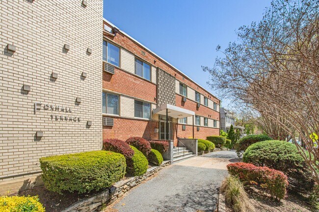 Foto del edificio - 4465 MacArthur Blvd NW