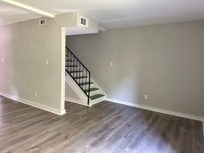 Foto del edificio - Charming Townhouse Minutes from North Hills