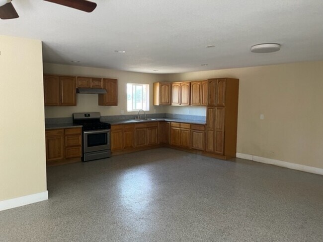 Foto del edificio - 16350 Clover Ave