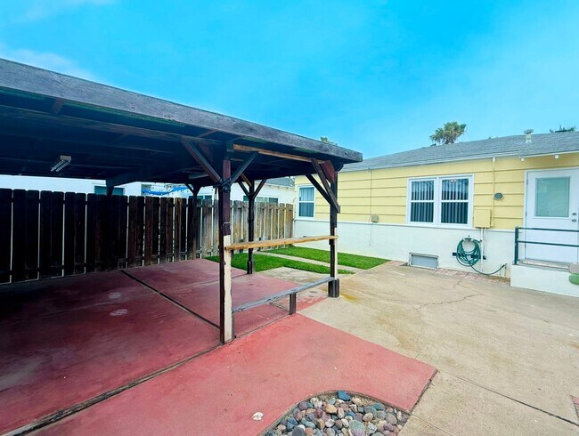 Foto del edificio - Beach House with Big Garage