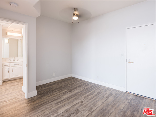 Building Photo - 627 N Rossmore Ave
