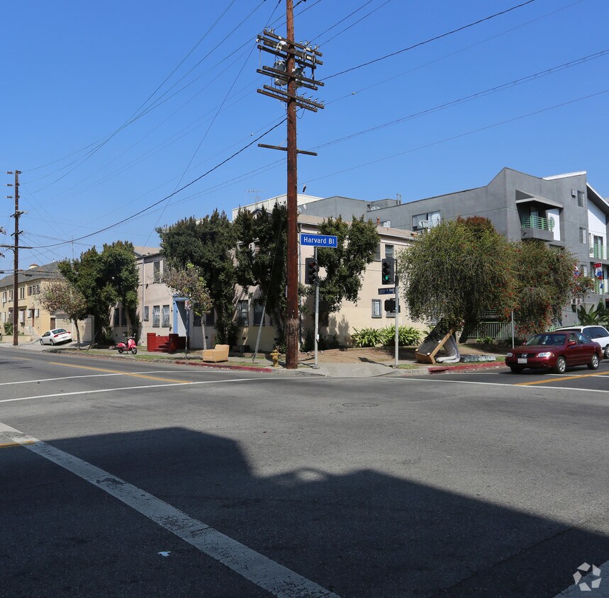 Foto del edificio - 3333 James M Wood Blvd