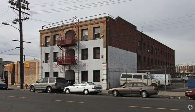 Building Photo - 825 S Crocker St