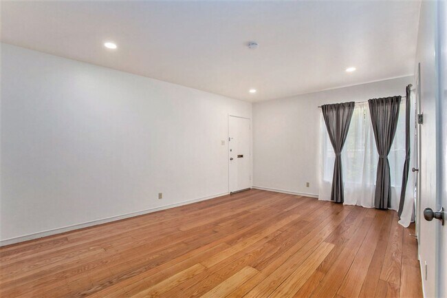 Foto del edificio - 2032 Central Ave - 2 bedroom | 1 bath | Fr...