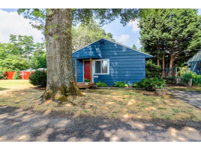Building Photo - Adorable Cottage in Courtyard Setting!