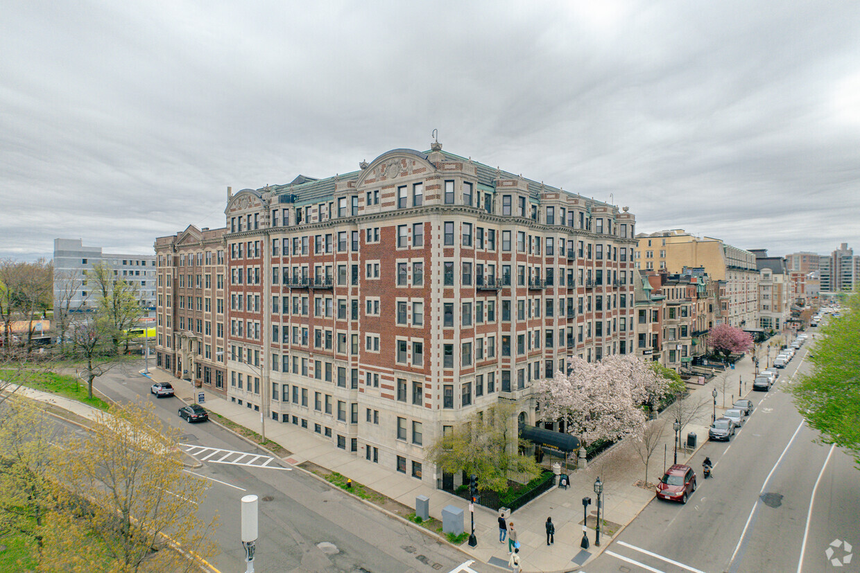 464 Commonwealth Avenue - The Braemore Building