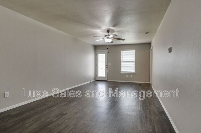 Foto del edificio - 2149 Buena Vida Ln