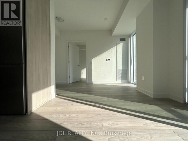 Photo du bâtiment - 5858 Yonge St