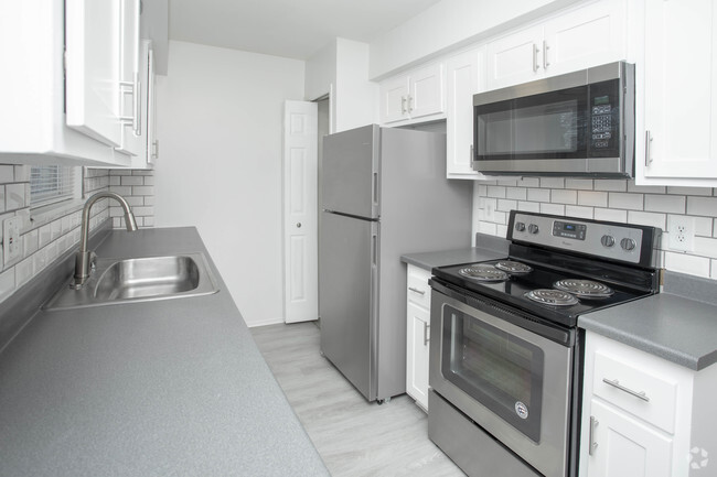 3BR, 2.5BA - 1,400 SF - Buckingham Square Apts and TH