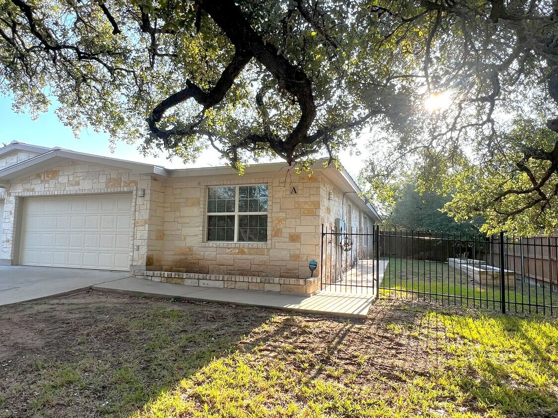 Foto principal - 5705 Thunderbird St