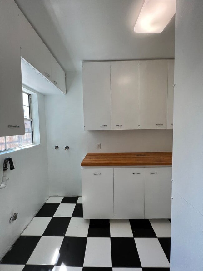 Building Photo - Adorable pool home in Sherman Oaks