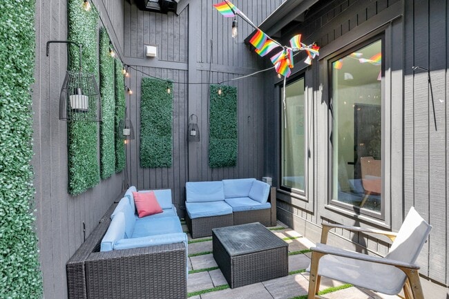 Shared Patio - 960 Hunter Ave
