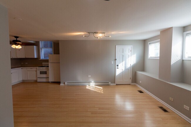Building Photo - 3134 N Leavitt St