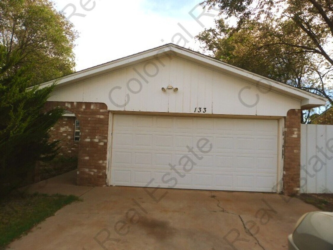 Foto principal - Spacious 3 bedroom, 2 bathroom home