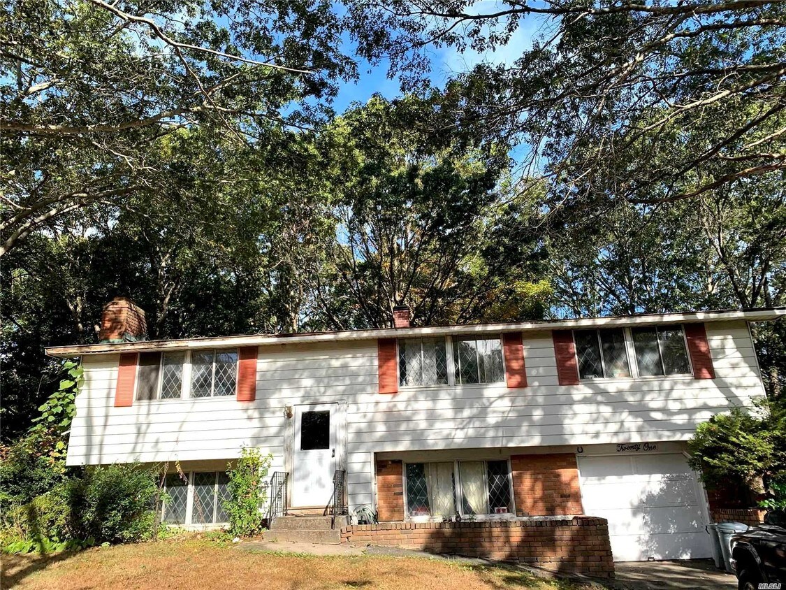 Primary Photo - 21 Mayflower Ln