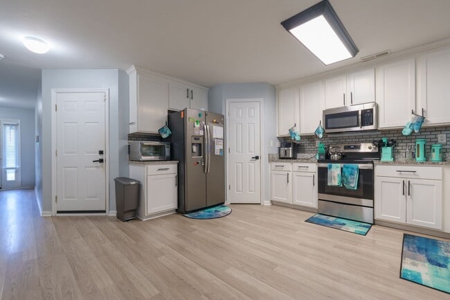 Building Photo - MOVE IN READY 3 Bedroom in the Heart of No...