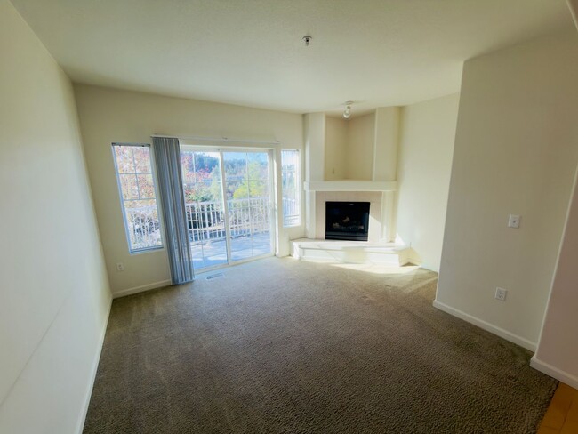 Building Photo - Gorgeous Tri-Level Condo at Progress Ridge — Lake Views!