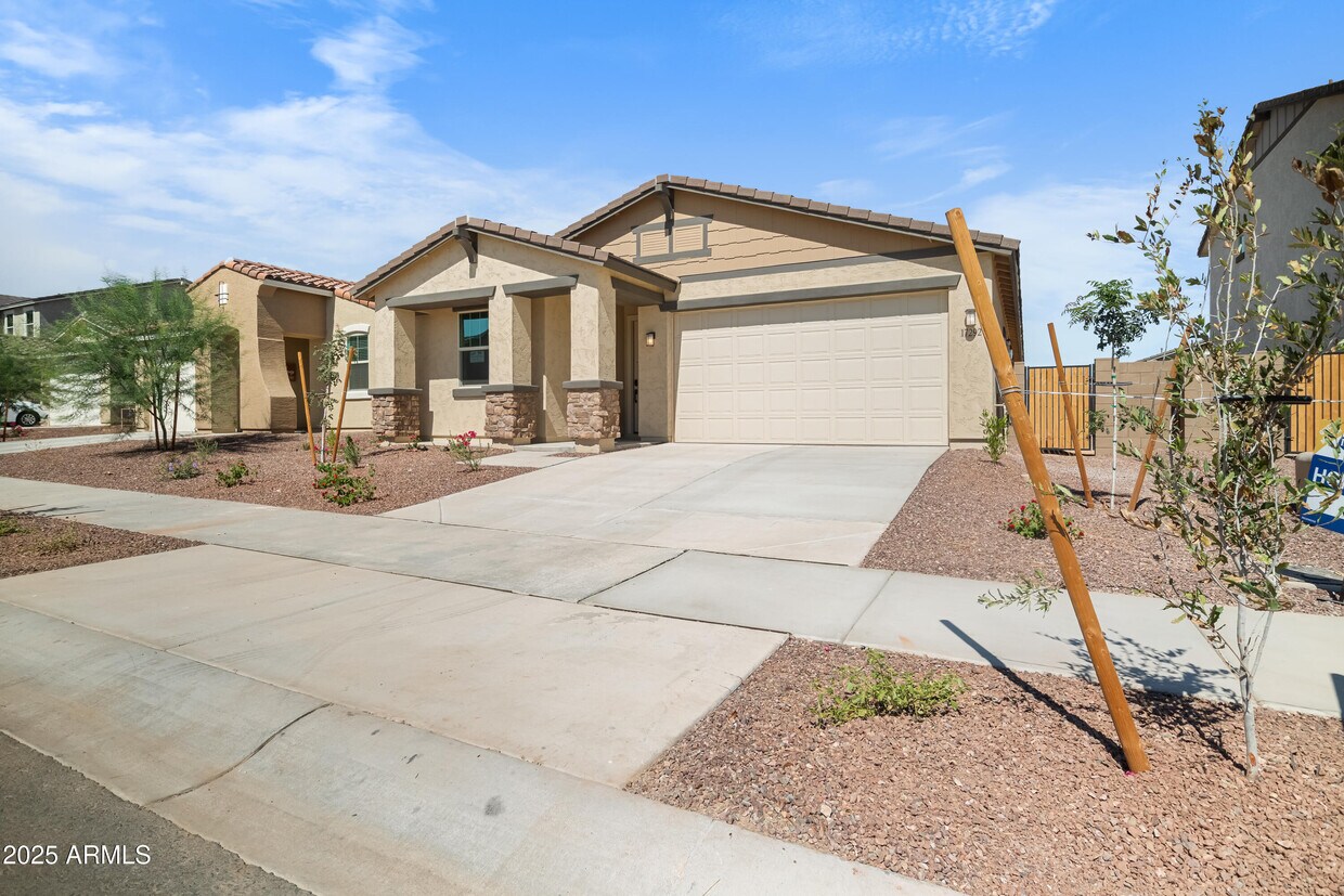 Foto principal - 17292 W Pershing St
