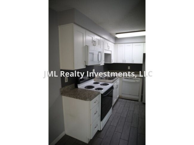 1 Bedroom/1Bath Condo with small fenced ya... photo'