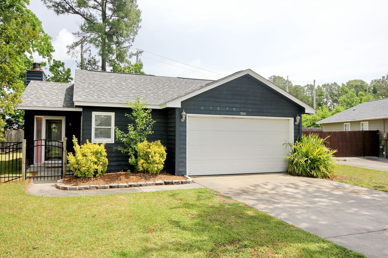 Primary Photo - 306 Robin Hood Cir