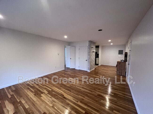 Building Photo - 50 Seymour St