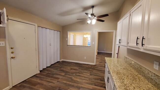 Foto del edificio - 8440 Willow Creek Dr