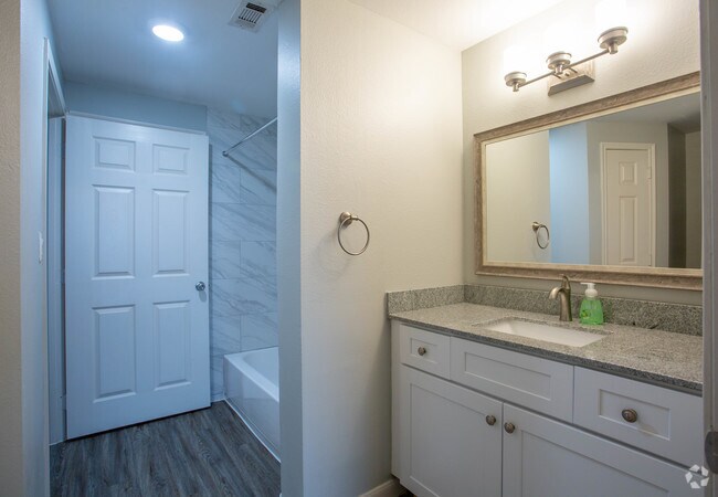 Baño - Compass Bay Apartments