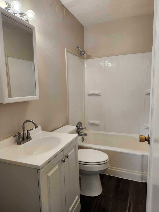 Building Photo - 1472 W 32nd St