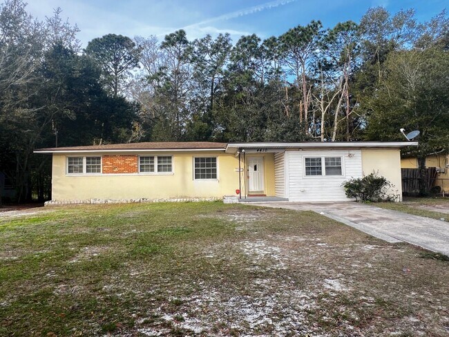Building Photo - Large Single Family Home Available Now!