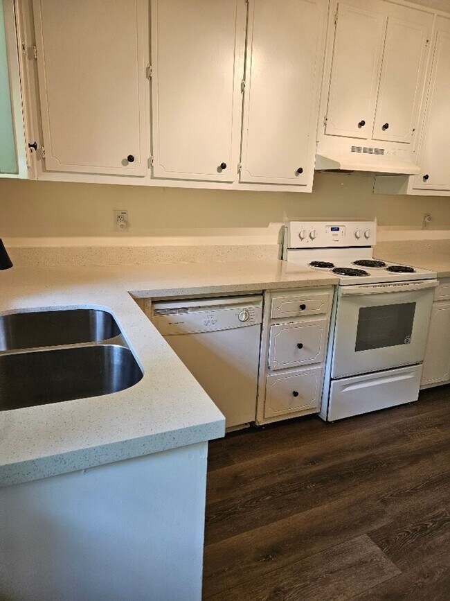 Foto del edificio - Charming 2-Bedroom Duplex in Prime Location