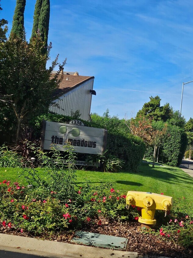 Foto principal - 2 BEDROOM 2 BATH WITH LARGE DEN IN THE BEA...