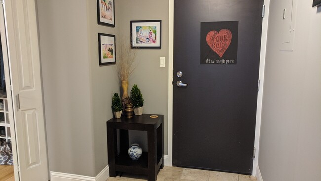Condo Entrance - 700 E 8th St