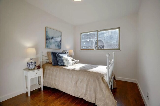 Foto del edificio - 3420 Woodside Ln