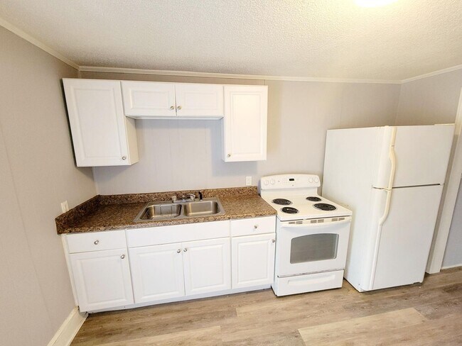 Building Photo - 821 Grace Avenue- C