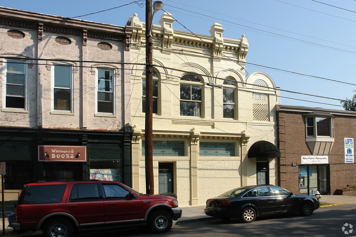 Building Photo - 221 N Limestone