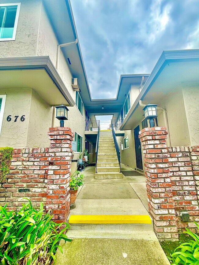 Pasarela de entrada - 676 Garland Ave