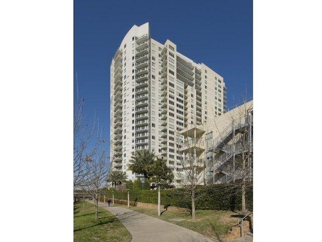 Building Photo - Modern 3 Bedroom Gem: Luxury Urban Living
