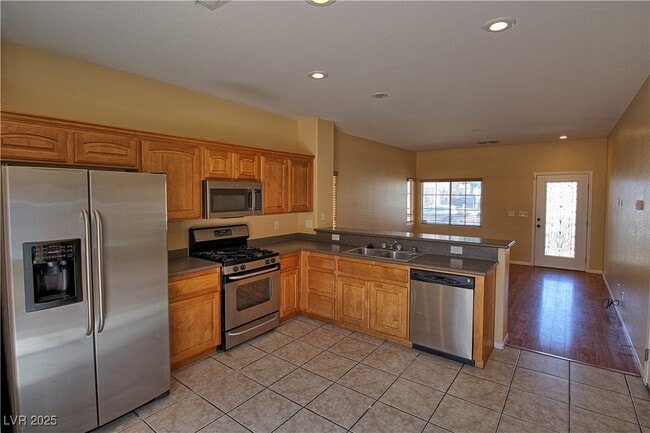 Building Photo - 925 Blushing Rose Pl
