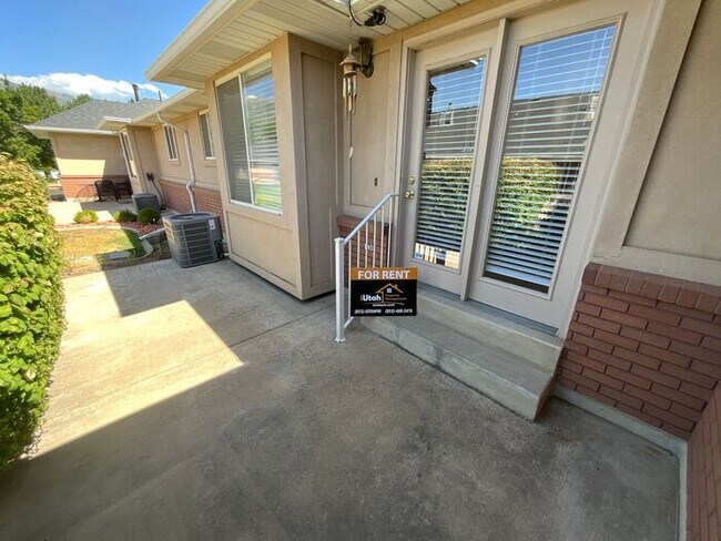 Foto del edificio - 4 bdrm 3 bth Home 2 Car Garage- HOA with Pool